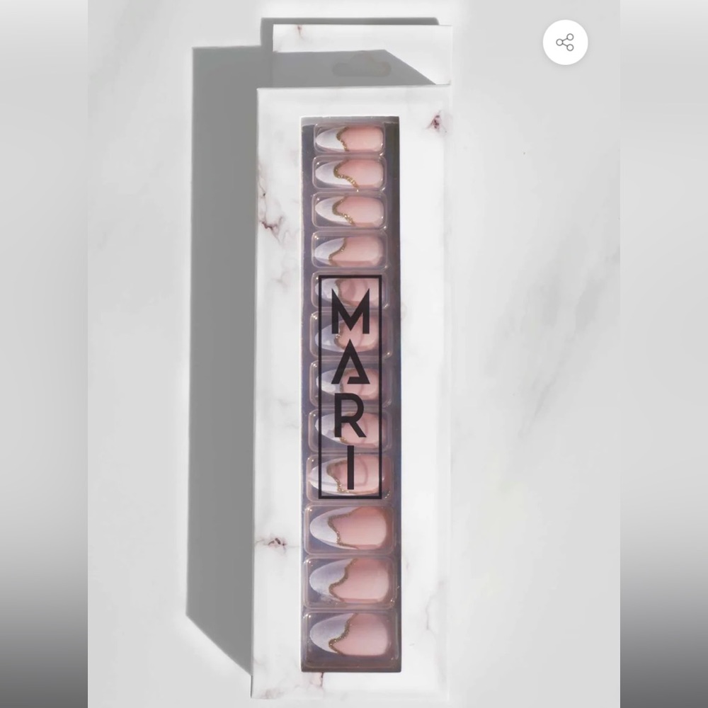 Press on nails, Mari by Marsai